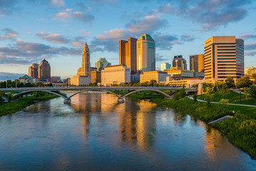Fototapeta na wymiar The Scioto River and Columbus skyline at sunset, in Columbus, Ohio.