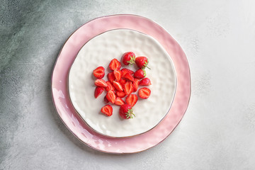 Obraz na płótnie Canvas Plates with sweet ripe strawberries on table