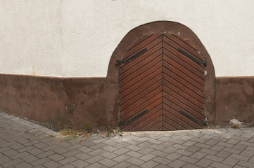 drewniane drzwi na rogu domu