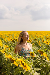 Fototapeta na wymiar Model in sunflower field 