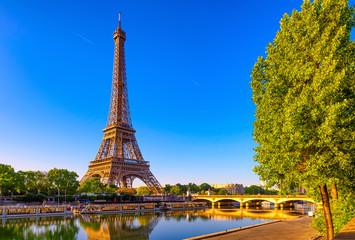 Vue sur la Tour Eiffel et la Seine au lever du soleil à Paris, France. La Tour Eiffel est l& 39 un des monuments les plus emblématiques de Paris