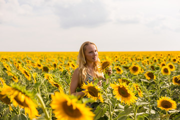 Fototapeta premium Model in sunflower field 