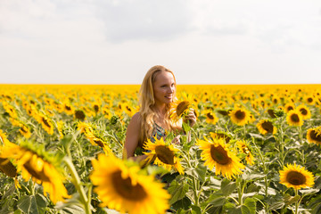 Fototapeta premium Model in sunflower field 