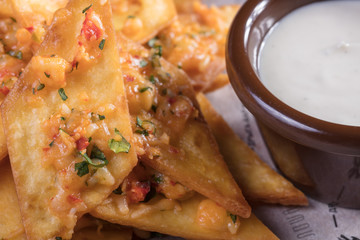 Жареные на фритюре пончики с вкуснейшим белым и красным соусом.Горячий и очень калорийный десерт