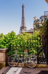 Fotobehang Gezellige straat met uitzicht op de Eiffeltoren van Parijs in Parijs, Frankrijk. De Eiffeltoren is een van de meest iconische bezienswaardigheden in Parijs. © Ekaterina Belova