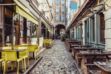 Poster Gezellige straat in de buurt van Boulevard San-German met tafels van café en pub in Parijs, Frankrijk © Ekaterina Belova
