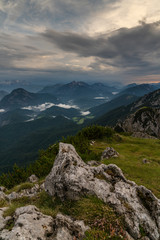 Blick vom Hochstaufenhaus aus die Berchtesgadener Alpen beim Sonnenuntergang