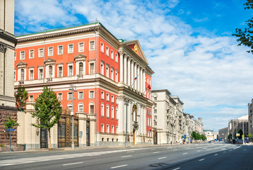 Fototapeta na wymiar Мэрия на Тверской улице Москвы Red building of Moscow City Hall on Tverskaya Street