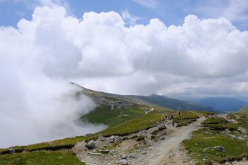 Rumunia, Góry Bucegi - droga z Baba Mare na Omul, górski widok z chmurami