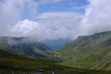 Obraz na płótnie Canvas Rumunia, Góry Bucegi - widok na dolinę ze szczytu Omul