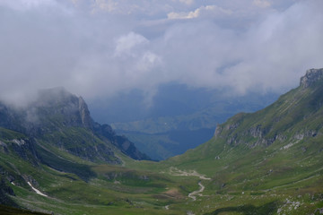 Fototapeta na wymiar Rumunia, Góry Bucegi - widok na zieloną dolinę ze szczytu Omul