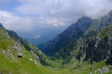 Fototapeta na wymiar Rumunia, Góry Bucegi - górski widok na trasie ze szczytu Omul przez wąwóz do Busteni