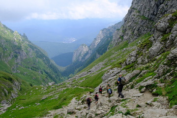 Rumunia, Góry Bucegi - górski widok ze schodzącymi turystami na trasie ze szczytu Omul przez wąwóz do Busteni i schodzący turyści