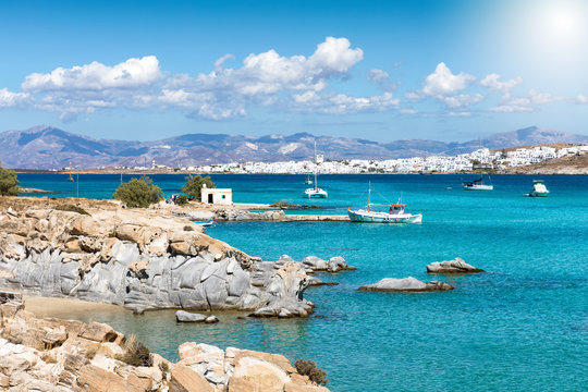 Blick auf die einzigartigen Felsformationen des Kolymbithres Strandes auf Paros, Kykladen, Griechenland