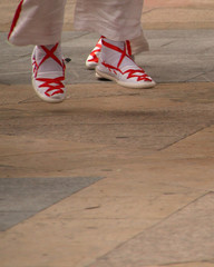 Pies de un bailarín de danza folk vasca