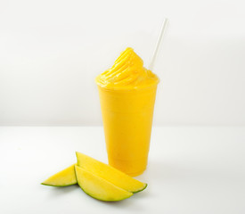 Gelber Mango Smoothie