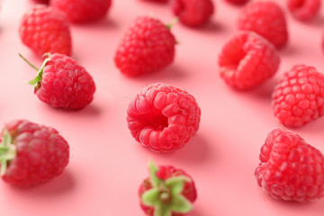 Ripe aromatic raspberries on color background, closeup - obrazy, fototapety, plakaty