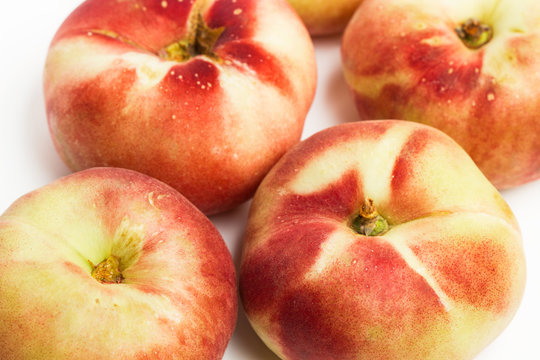 Melocotones paraguayos sobre fondo blanco. Vista superior