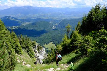 Fototapeta na wymiar Rumunia, Karpaty Rumuńskie - turyści na zjeściu z białej grani masywu górskiego Piatra Craiului i turysta