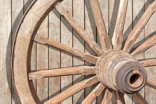 roue de charrette authentique sur fond bois 