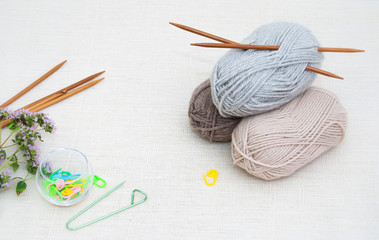 Knitting wool yarn and knitting needles
