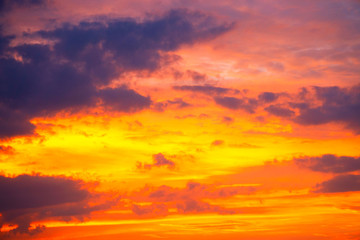 Obraz premium kolorowe niebo zmierzchu niebo po zachodzie słońca z chmurami na tle.