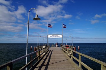 Obraz premium Die Seebrücke Göhren – die erste Seebrücke Rügens nach der Wiedervereinigung Deutschlands 