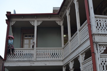 Манекен девушки на балконе