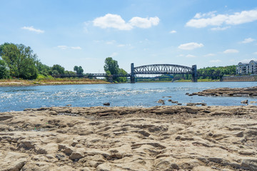 niedriger pegelstand der elbe 2018 am domfelsen magdeburg