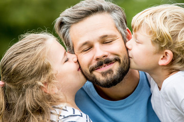 Kinder küssen Vater am Vatertag