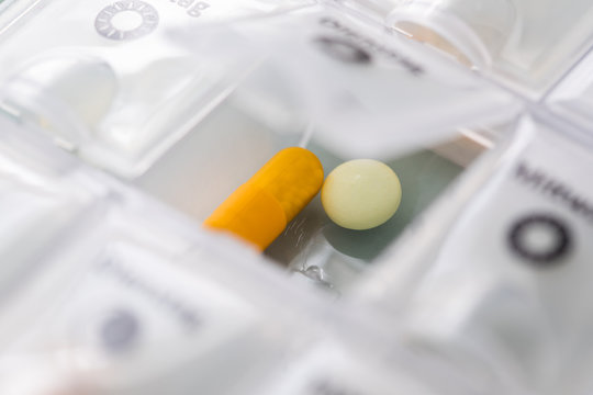 Tabletten in Pillenbox Dispenser f&uuml;r Patient zur Behandlung 
