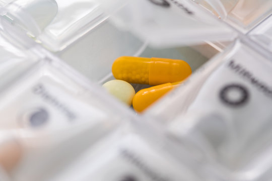 Tabletten in Pillenbox Dispenser f&uuml;r Patient zur Behandlung 