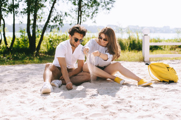 Fototapeta premium happy couple playing on sandy city beach