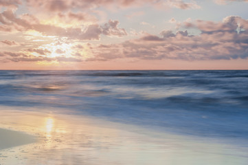 Fototapeta na wymiar zachód słońca nad morzem