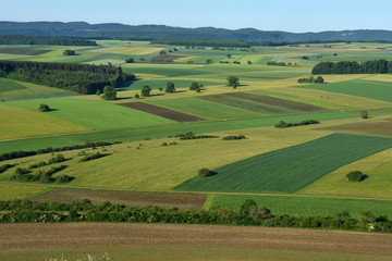 Fototapeta na wymiar Landschaft auf der Schwaebischen Alb; Aecker; Wiesen; Felder; Wald;