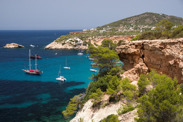 Fototapeta na wymiar Felsküste bei Cala D'Hort auf Ibiza
