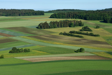 Landschaft auf der Schwaebischen Alb; Aecker; Wiesen; Felder; Wa