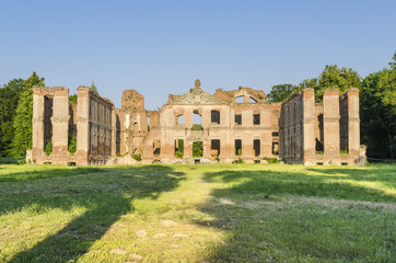 Fototapeta na wymiar Ruiny pałacu w Kamieńcu koło Iławy