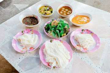 Fototapeta na wymiar Thai rice vermicelli served with curry