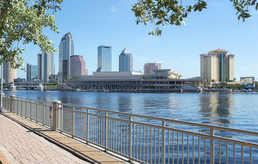 Obraz premium Downtown Tampa skyline reflected in the water