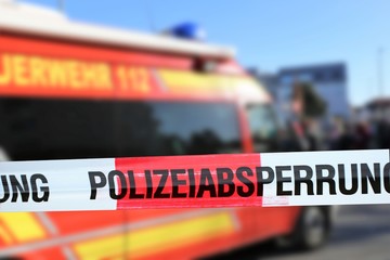 Polizeiabsperrung mit Feuerwehrauto im Hintergrund