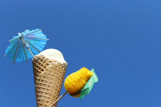 Eist&uuml;te vor blauem Himmel