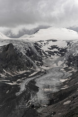 Obraz premium Dunkle Wolken über Gletscher