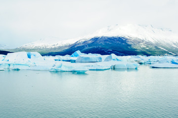 Fototapeta na wymiar Iceberg in Lago Argentina