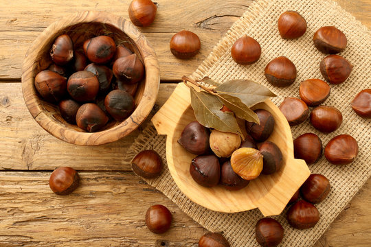 marroni o castagne su sfondo rustico
