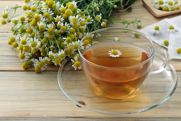 camomilla infuso di fiori e petali in tazza di vetro
