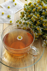 camomilla infuso di fiori e petali in tazza di vetro