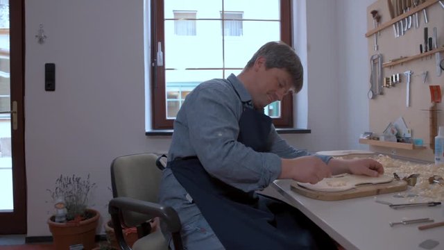 Geigenbauer bei der Arbeit 1
