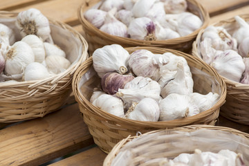 Aglio in cestini