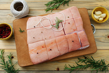 carne di maiale cruda costolette e petto su tagliere di legno